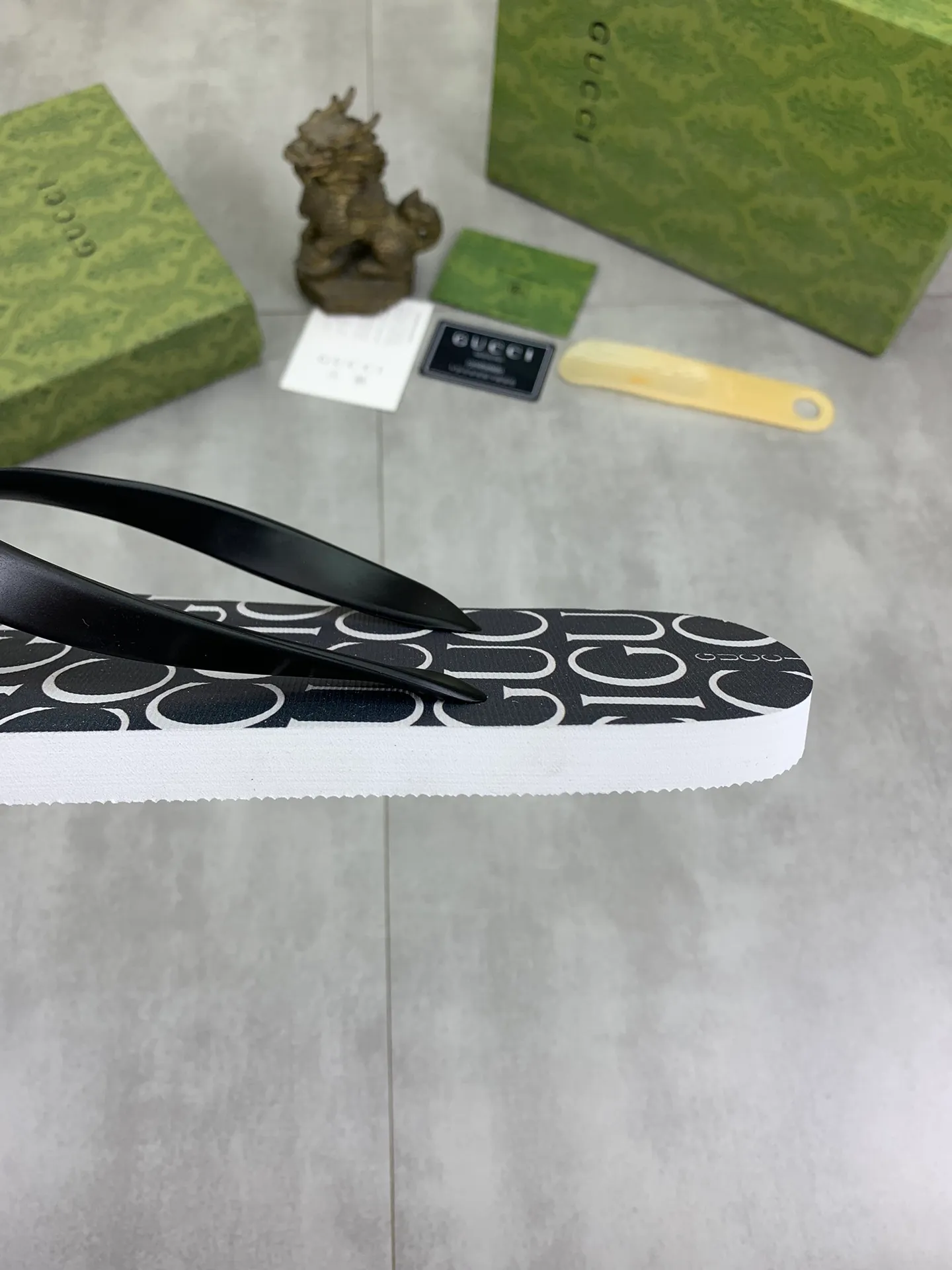 Men's men's shoes 💰P220💰【New style】🆘【GUCCI】Official website's popular Gucci adult couple 🧑‍🤝‍🧑 style, children's flip-flops are on sale at the counter simultaneously! Original fabric imported from Italy. Original bottom provided by the original factory. Size: Adult 36-45. Children’s size: 30-37. Multiple colors available.